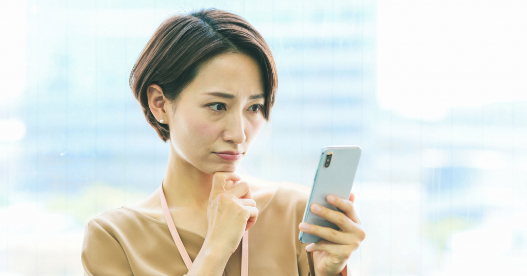 上司からメールが返ってこない女性