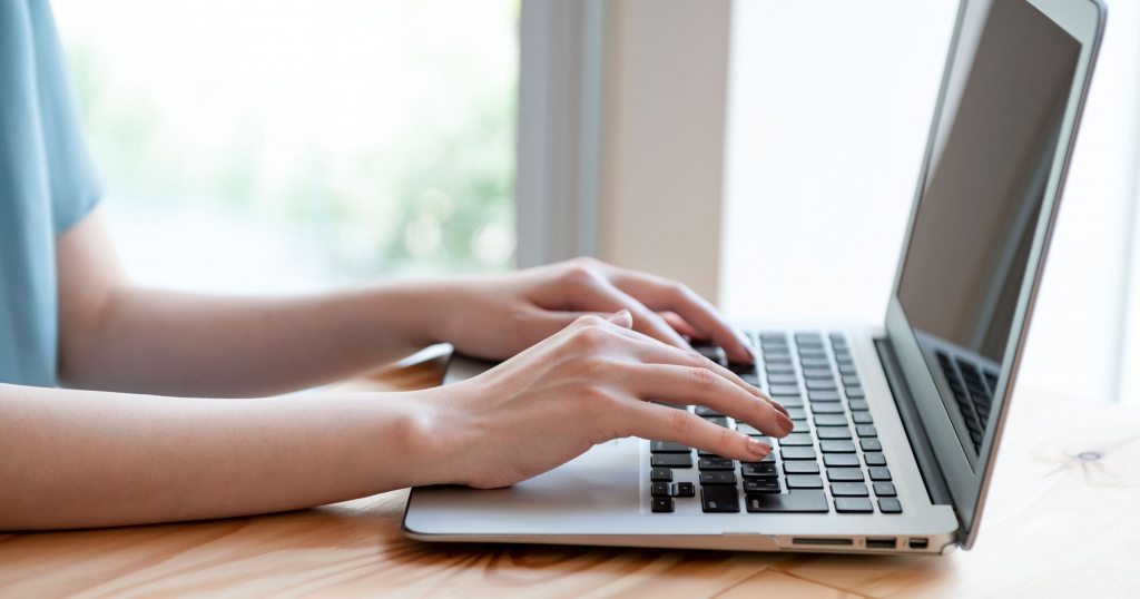 上司にメールを書く女性